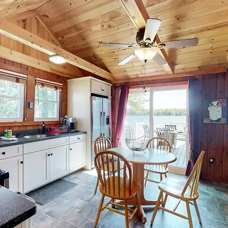 Highland Playhouse Vila